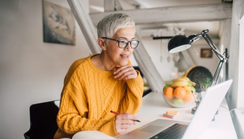 Woman reviewing her Medicare Annual Notice of Change online before the Annual Enrollment Period.