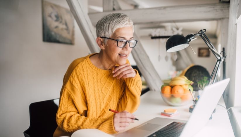 Woman reviewing her Medicare Annual Notice of Change online before the Annual Enrollment Period.